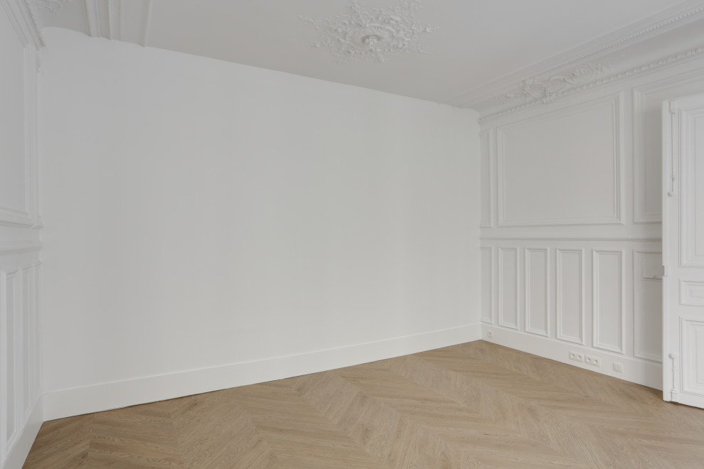 Свежая идея для дизайна: огромная изолированная гостиная комната в стиле неоклассика (современная классика) с белыми стенами, полом из линолеума, бежевым полом и панелями на стенах без камина - отличное фото интерьера