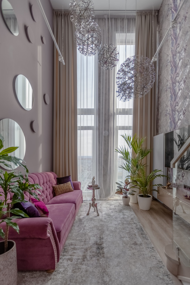 Inspiration för stora moderna loftrum, med lila väggar, vinylgolv, en väggmonterad TV och beiget golv