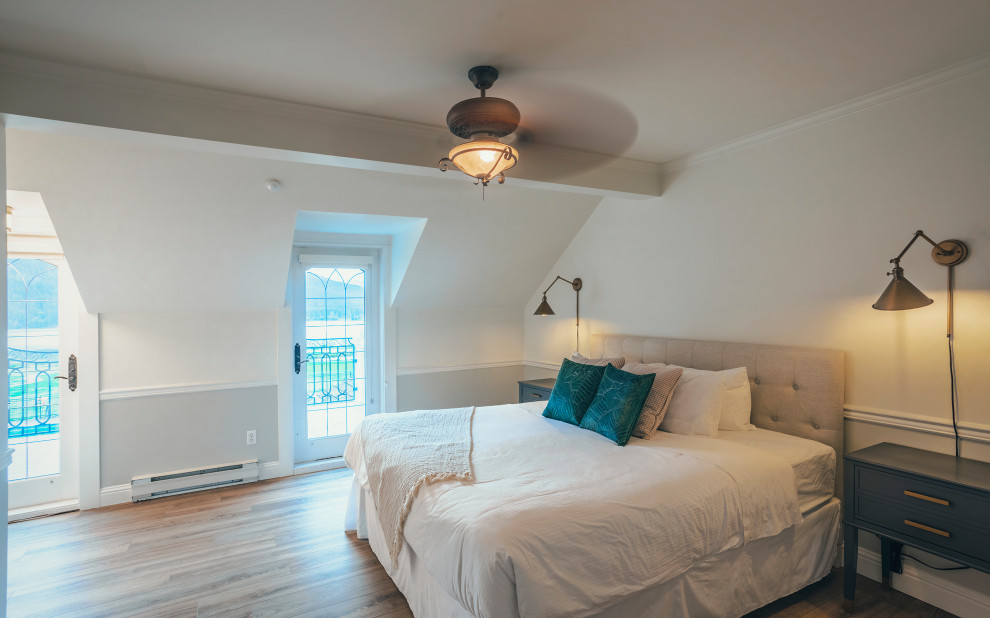Свежая идея для дизайна: огромная гостевая спальня (комната для гостей): освещение в стиле фьюжн с серыми стенами, полом из винила и коричневым полом - отличное фото интерьера