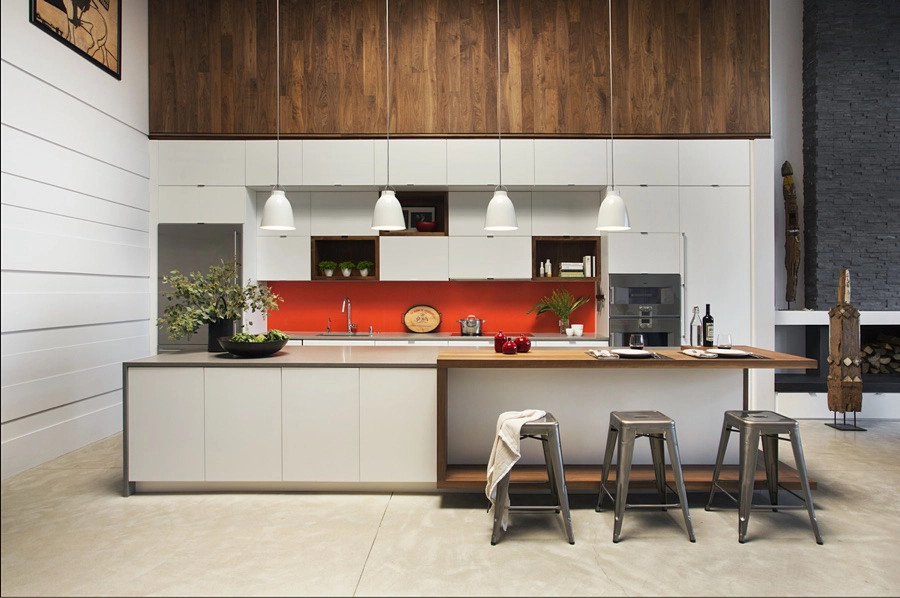 Imagen de cocina urbana con electrodomésticos de acero inoxidable y una isla