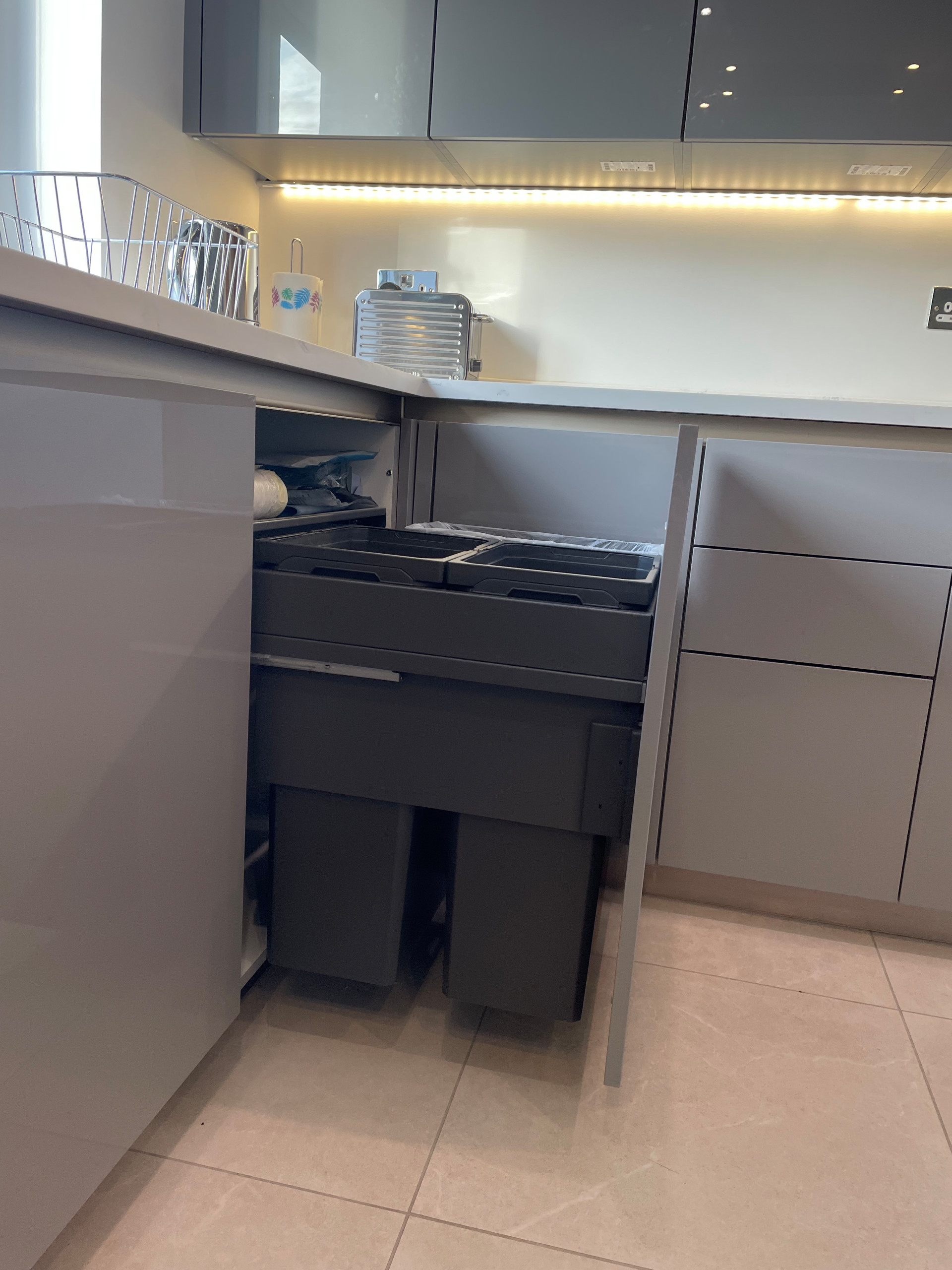 High Gloss Gravel Handleless Kitchen with White and Grey Solid Surface Tops