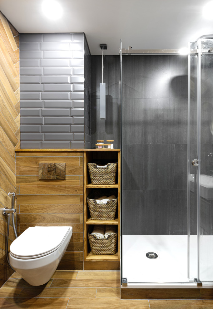 Идея дизайна: маленькая ванная комната в современном стиле с угловым душем, инсталляцией, серой плиткой, керамогранитной плиткой, серыми стенами, полом из керамогранита, душевой кабиной, столешницей из искусственного камня, коричневым полом, душем с раздвижными дверями, гигиеническим душем и подвесной тумбой для на участке и в саду