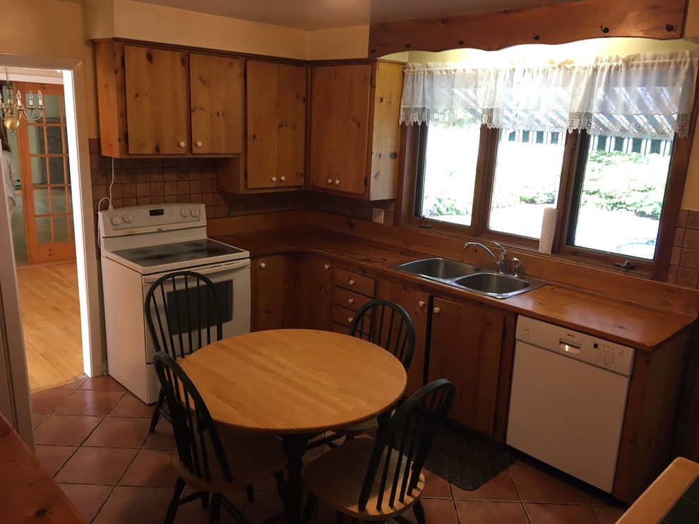 BEFORE - Farmhouse kitchen