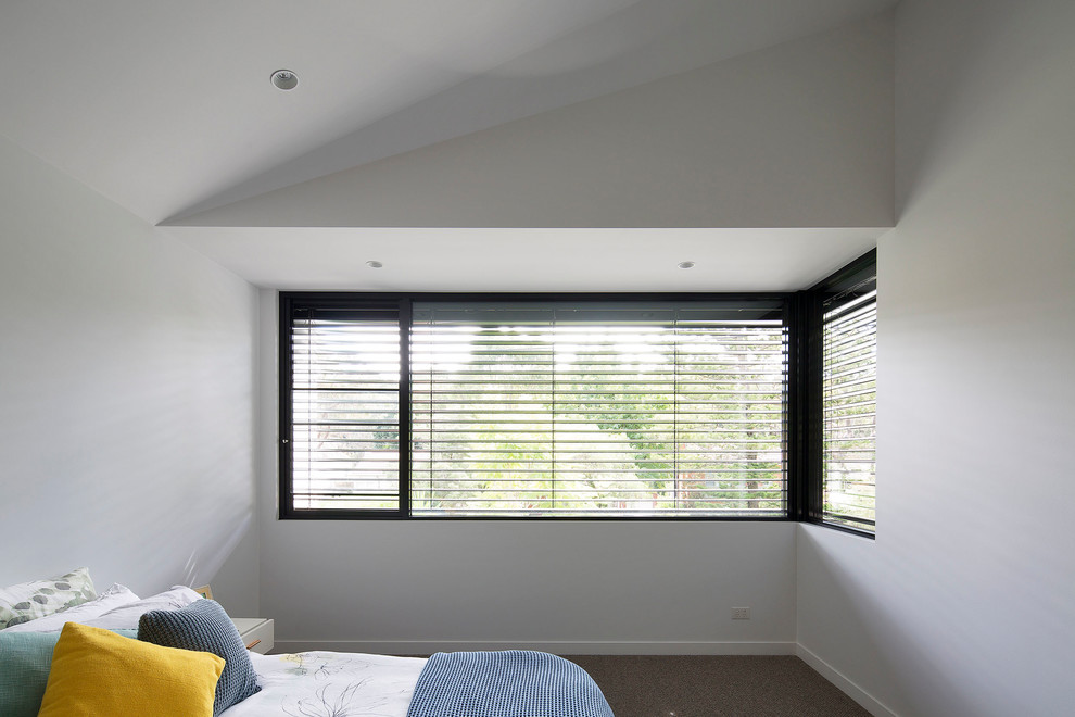 Photo of a mid-sized contemporary master bedroom in Sydney with white walls, carpet, no fireplace and grey floor.