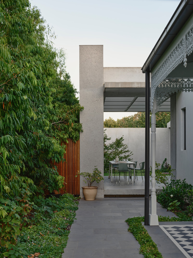 Diseño de fachada de casa gris y gris actual de tamaño medio de una planta con revestimiento de hormigón, tejado a dos aguas y tejado de varios materiales