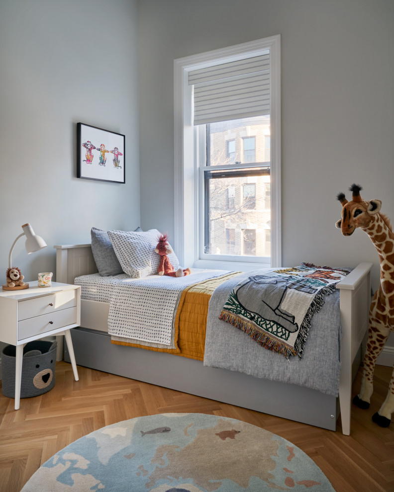 Imagen de dormitorio infantil de 4 a 10 años clásico renovado con paredes grises, suelo de madera clara y suelo beige