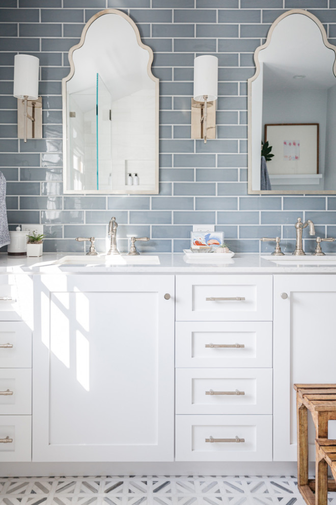 Modern inredning av ett mellanstort beige beige en-suite badrum, med skåp i shakerstil, vita skåp, våtrum, vit kakel, vita väggar, klinkergolv i keramik, ett undermonterad handfat, vitt golv och dusch med gångjärnsdörr