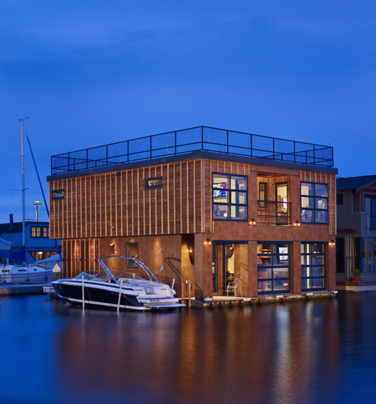 Ispirazione per la villa piccola marrone industriale a due piani con rivestimento in legno, tetto piano e copertura verde