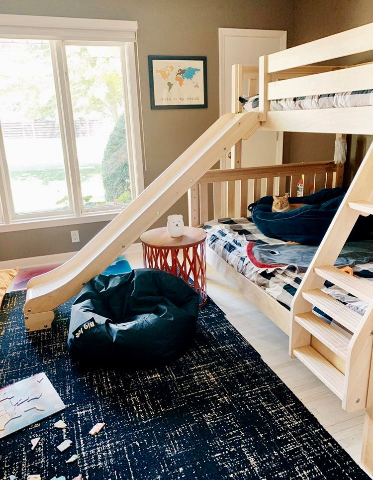 Ispirazione per una cameretta per bambini da 4 a 10 anni scandinava di medie dimensioni con pareti beige, pavimento in bambù e pavimento beige