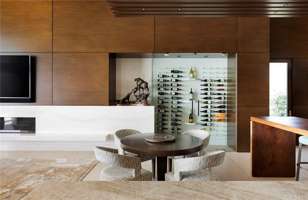 Foto på en liten funkis vinkällare, med klinkergolv i porslin, vindisplay och beiget golv