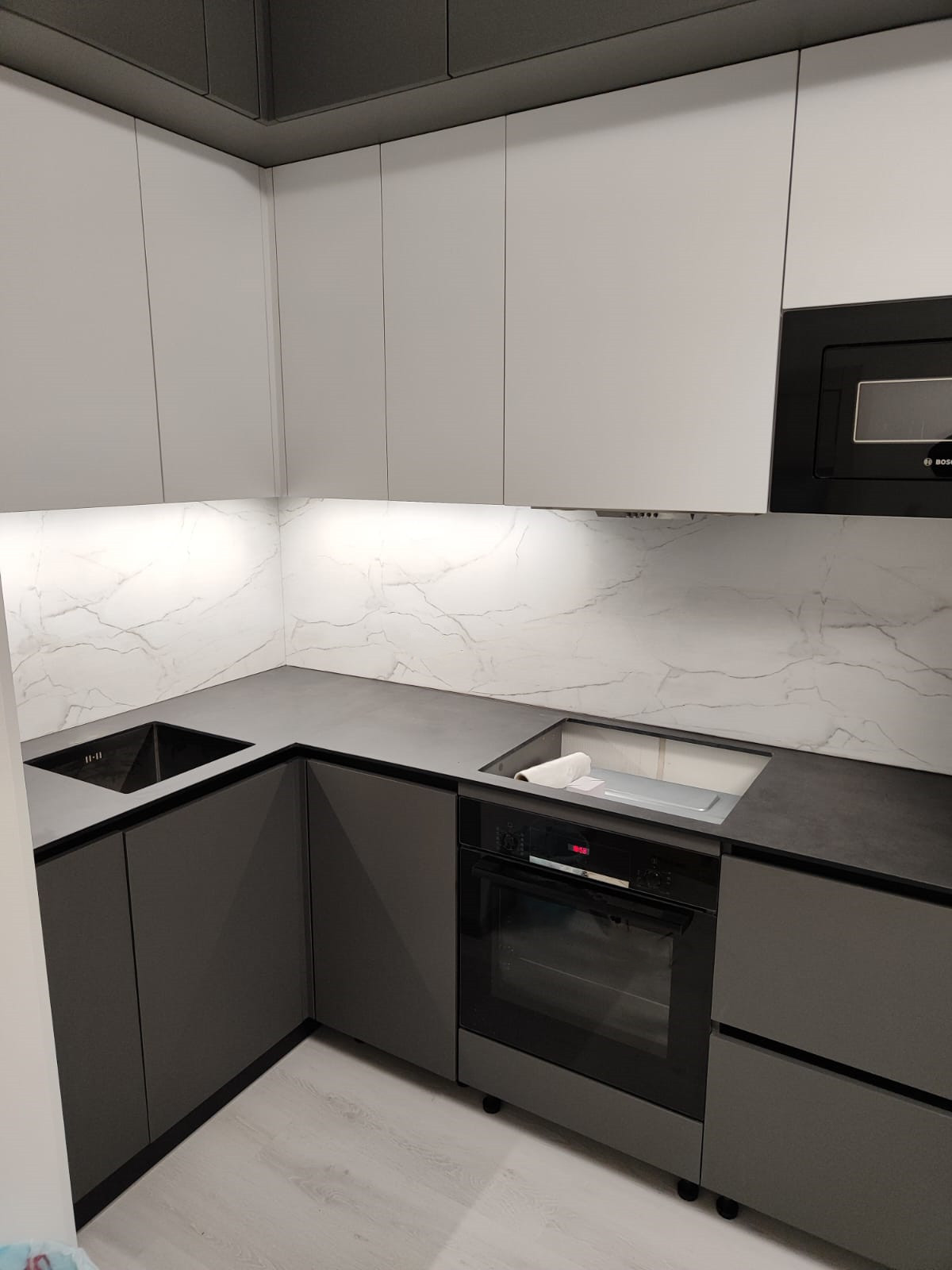 Столешница и стеновая панель из Компакт-Пластика.