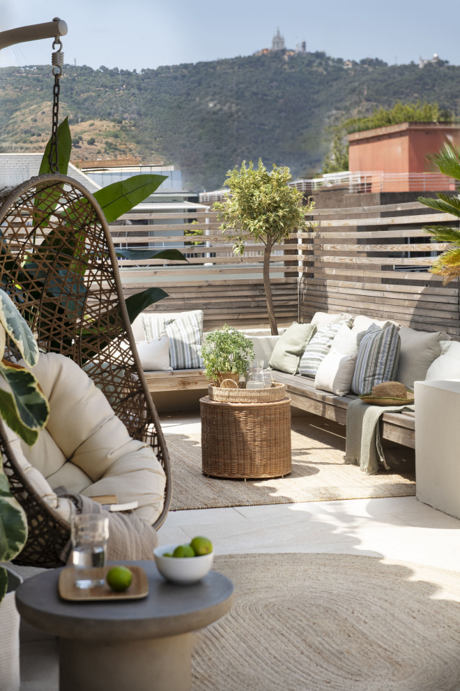 Ejemplo de terraza contemporánea grande en azotea con toldo y barandilla de madera