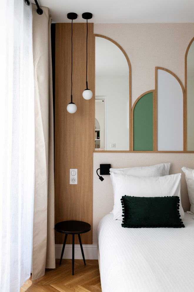 На фото: хозяйская спальня в белых тонах с отделкой деревом, среднего размера в стиле неоклассика (современная классика) с белыми стенами, светлым паркетным полом, коричневым полом и панелями на стенах