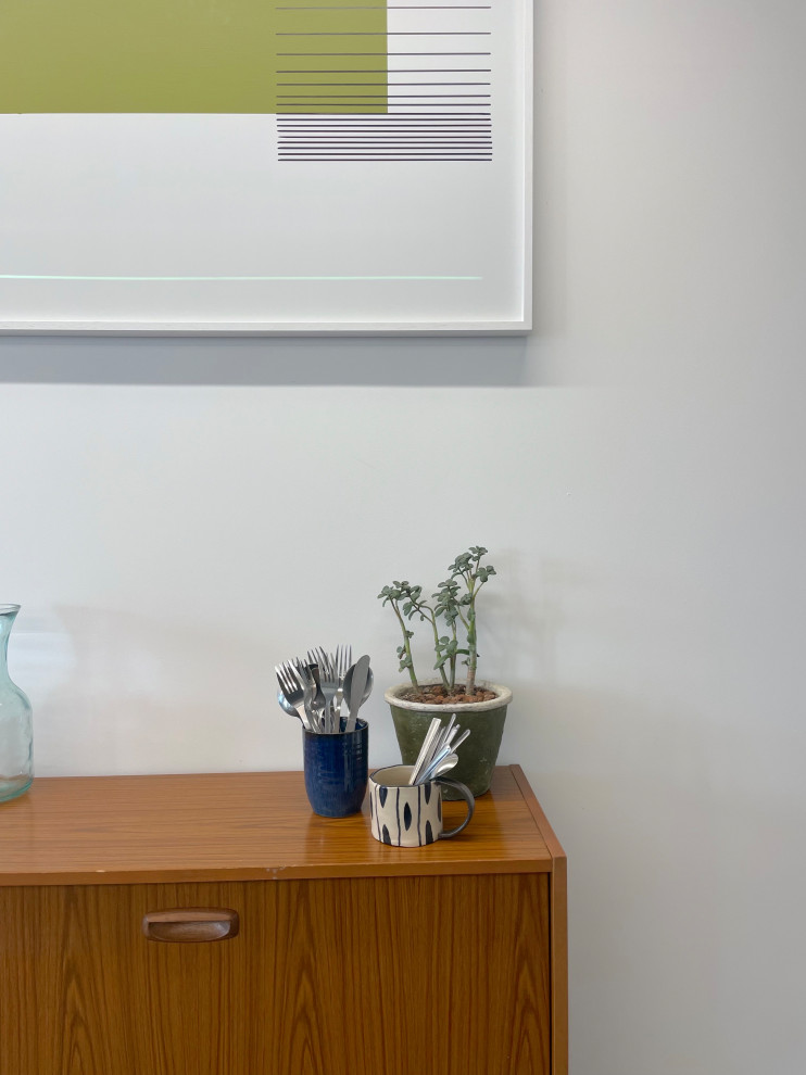 Foto di un ampio ufficio moderno con pareti bianche, moquette, scrivania autoportante e pavimento blu