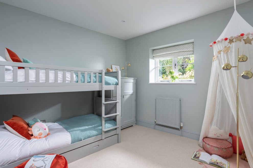 Design ideas for a mid-sized country kids' bedroom for kids 4-10 years old in Other with carpet, beige floor and grey walls.