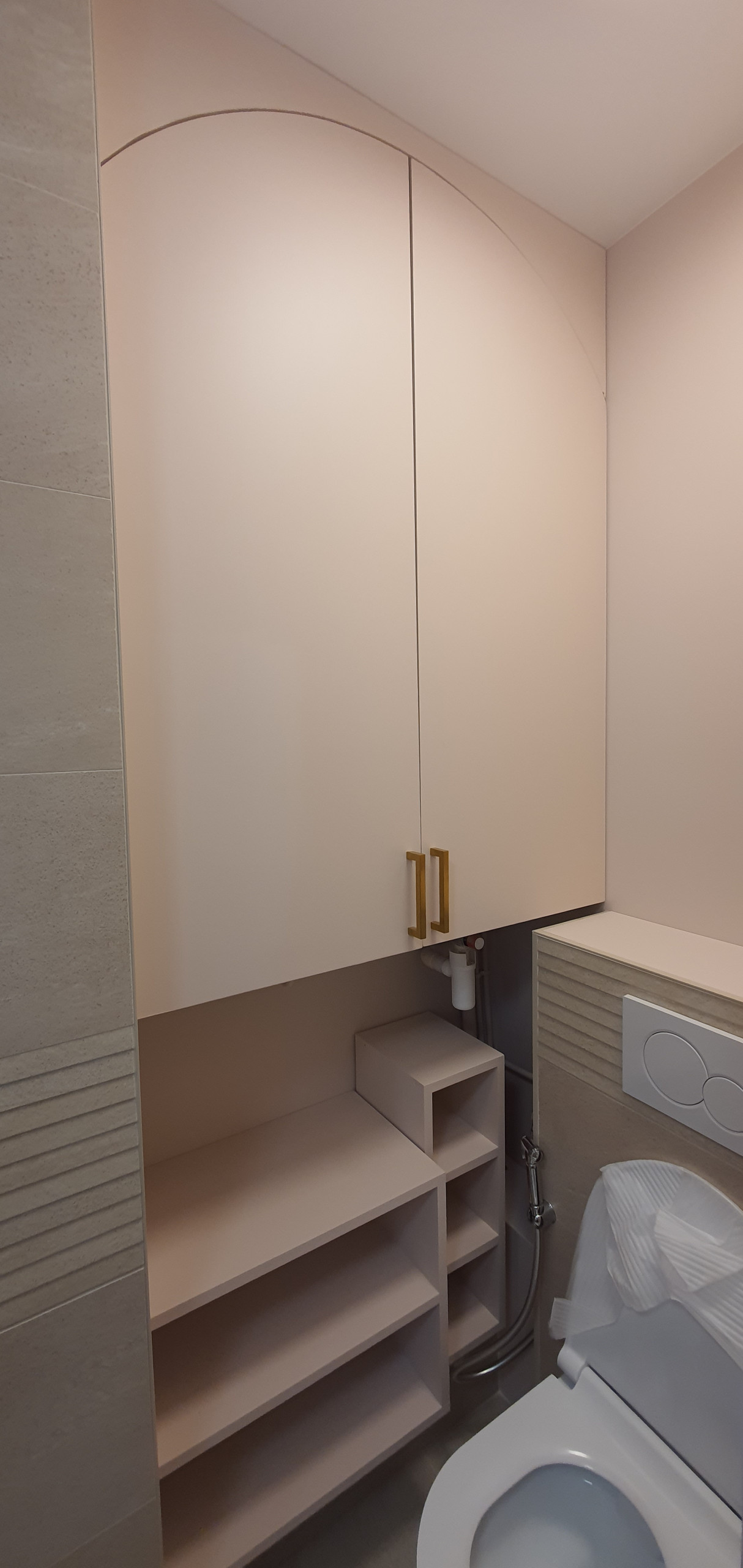 Salle de bain beige et rose, bois