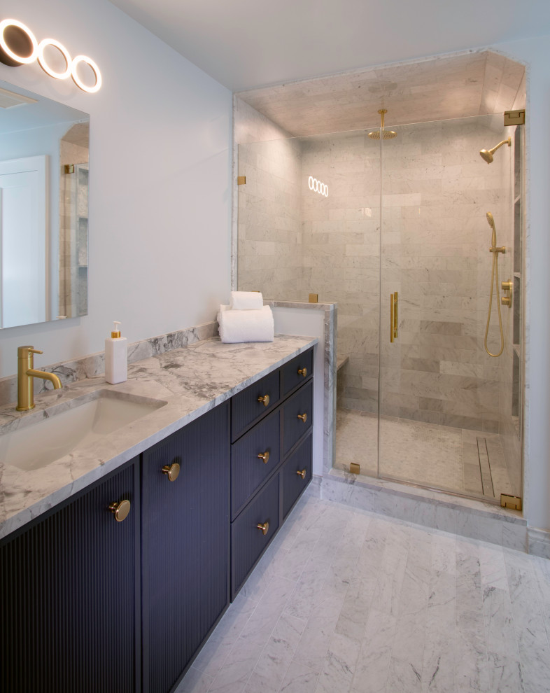 Idées déco pour une douche en alcôve classique de taille moyenne pour enfant avec un placard en trompe-l'oeil, des portes de placard bleues, un bidet, un carrelage bleu, du carrelage en marbre, un mur bleu, un sol en marbre, un lavabo encastré, un plan de toilette en quartz, un sol gris, une cabine de douche à porte battante, un plan de toilette gris, un banc de douche, meuble simple vasque et meuble-lavabo encastré.