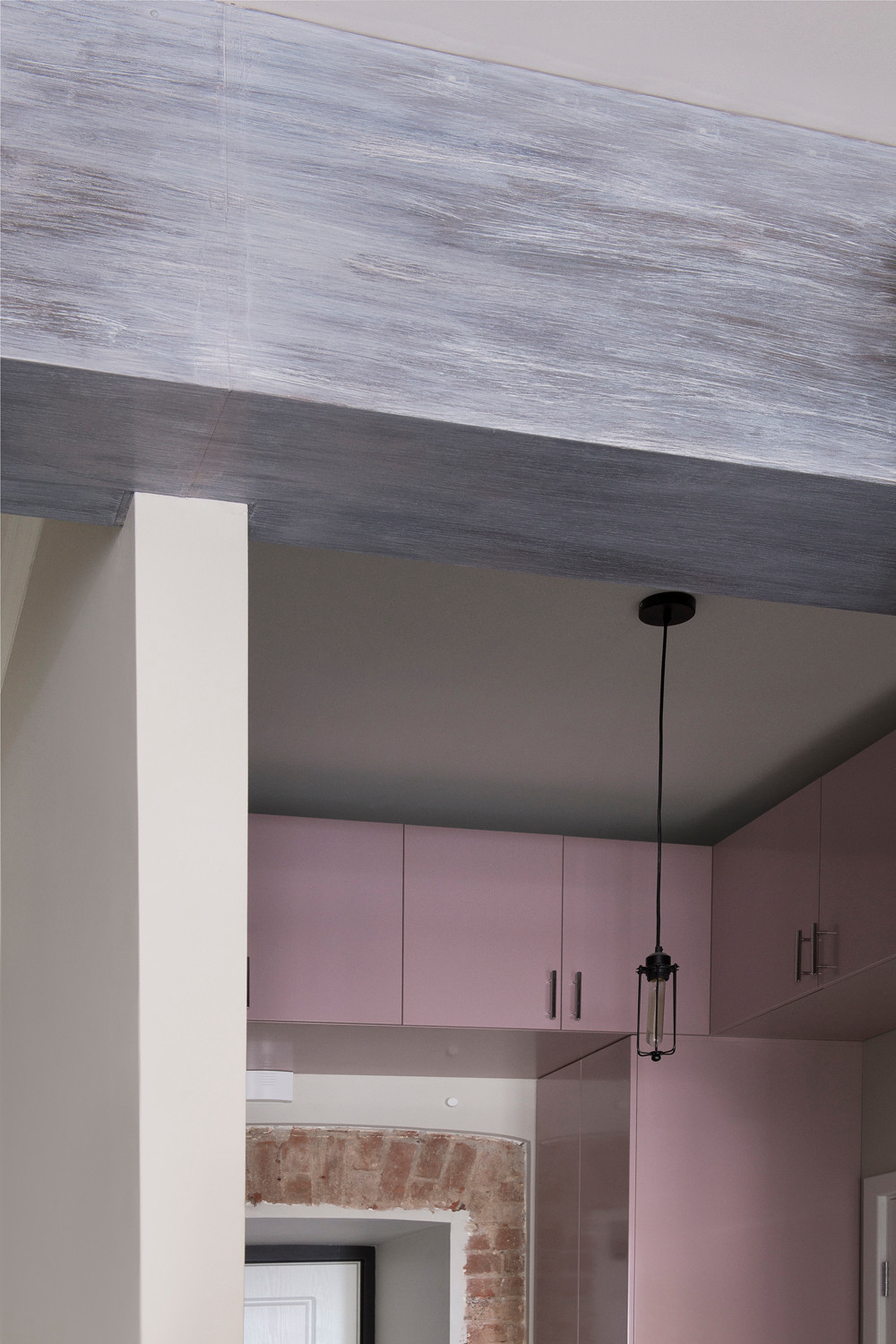 Кухня, декоративные балки и мебель в квартире с современным дизайном