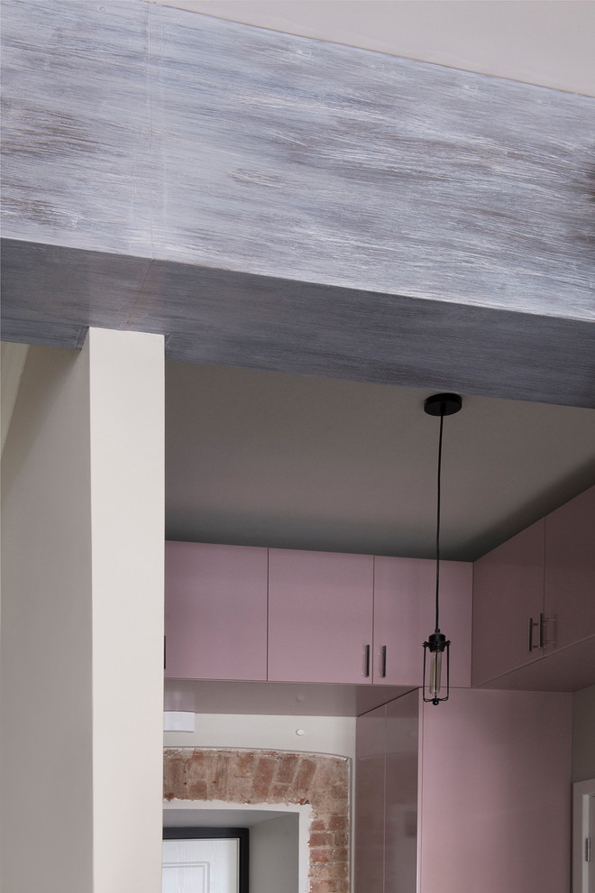 Кухня, декоративные балки и мебель в квартире с современным дизайном