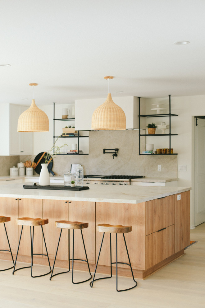 Свежая идея для дизайна: кухня в современном стиле с серым фартуком и фартуком из каменной плиты - отличное фото интерьера