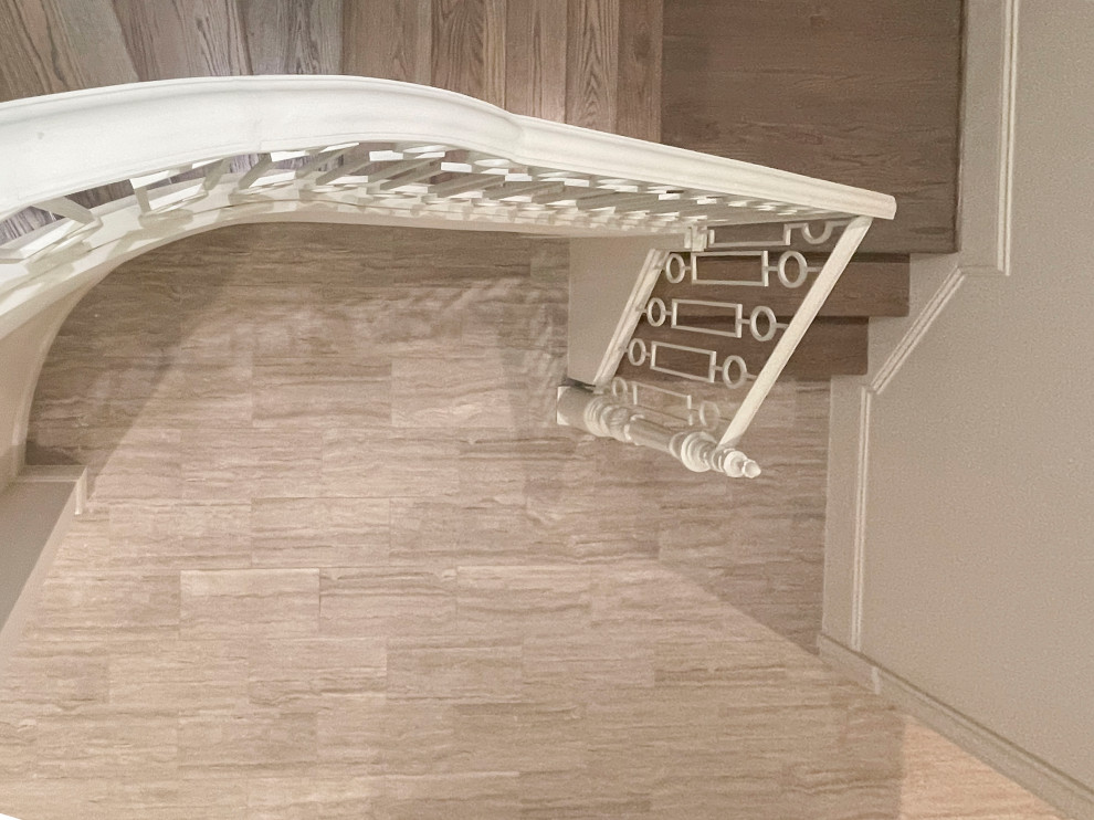 Imagen de escalera suspendida clásica renovada extra grande con escalones de madera, contrahuellas de madera, barandilla de metal y panelado