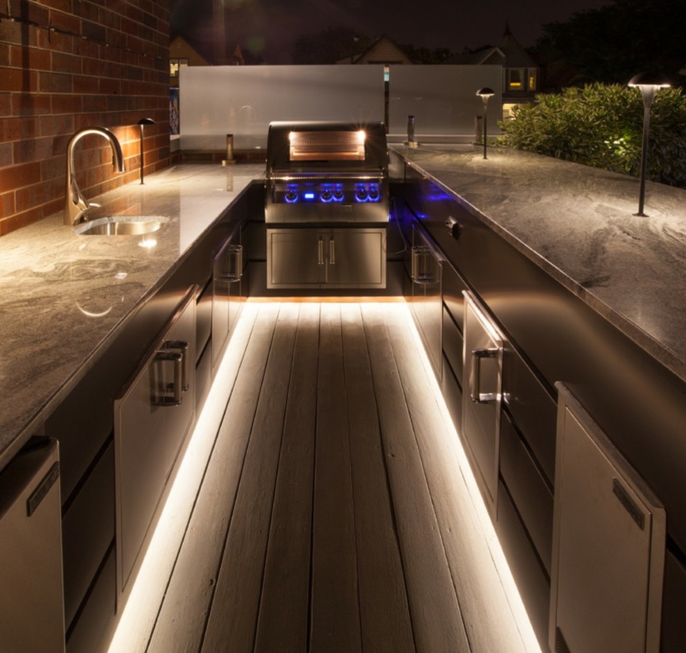 Inspiration for a mid-sized transitional rooftop outdoor kitchen deck remodel in Chicago with a pergola