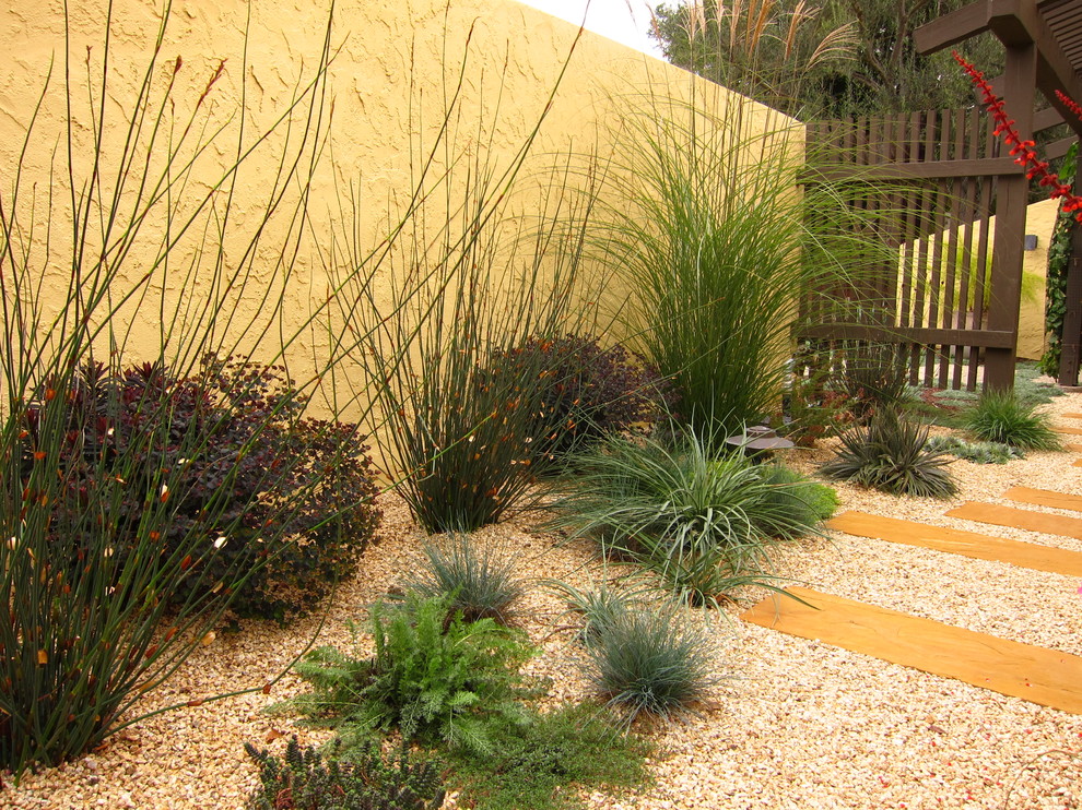 Photo of a large mediterranean courtyard full sun xeriscape in San Francisco with gravel.