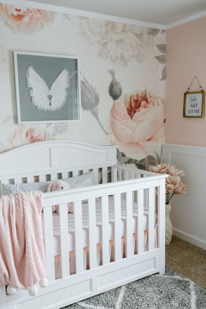 Идея дизайна: комната для малыша среднего размера в стиле неоклассика (современная классика) с розовыми стенами, ковровым покрытием, бежевым полом и обоями на стенах для девочки