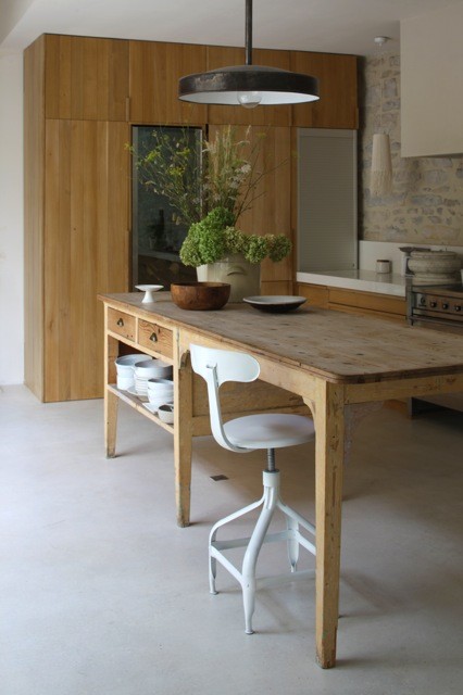 Design ideas for a contemporary dining room in Montpellier.