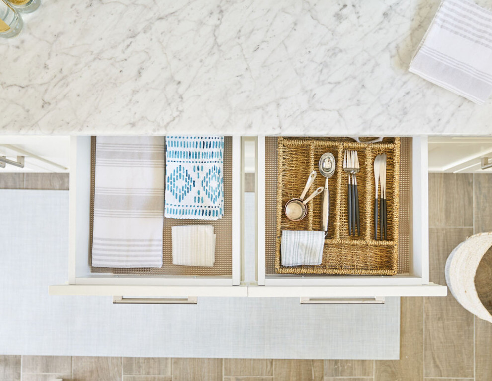 Example of a mid-sized transitional u-shaped vinyl floor and brown floor eat-in kitchen design with an undermount sink, shaker cabinets, white cabinets, marble countertops, white backsplash, subway tile backsplash, an island and gray countertops