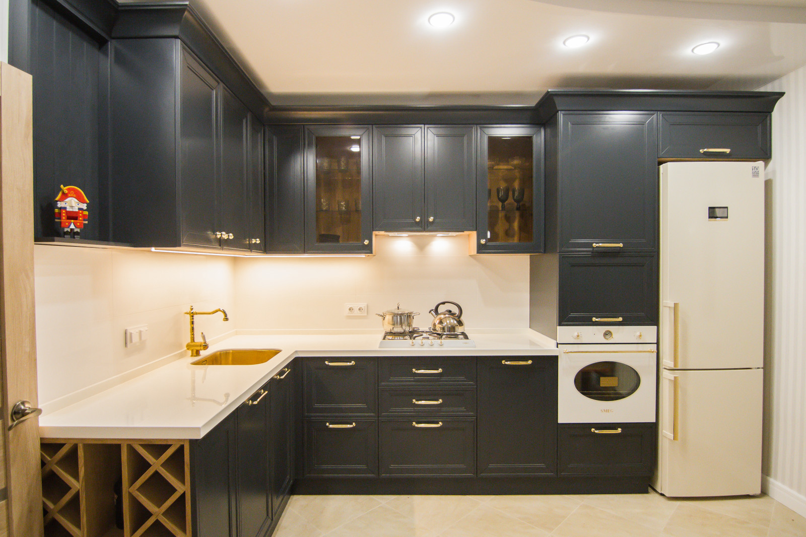 Черная кухня в стиле неоклассика