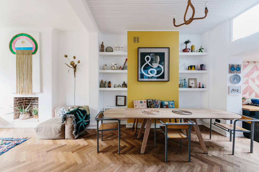 Inspiration pour une salle à manger bohème avec un mur blanc, parquet clair et un sol beige.