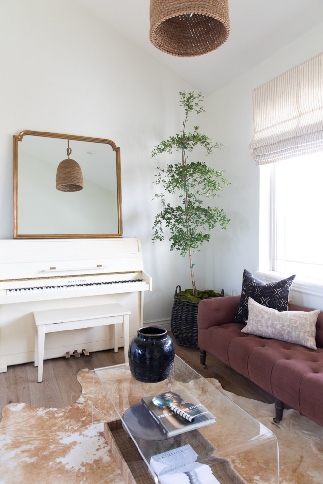 Пример оригинального дизайна: гостиная комната в стиле неоклассика (современная классика) с музыкальной комнатой
