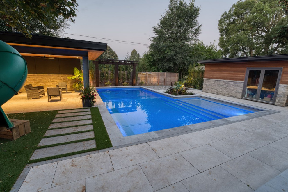 Свежая идея для дизайна: большой прямоугольный ландшафтный бассейн на заднем дворе в стиле модернизм - отличное фото интерьера