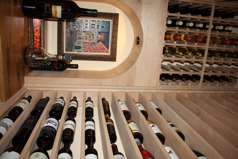 Immagine di una piccola cantina tradizionale con rastrelliere portabottiglie