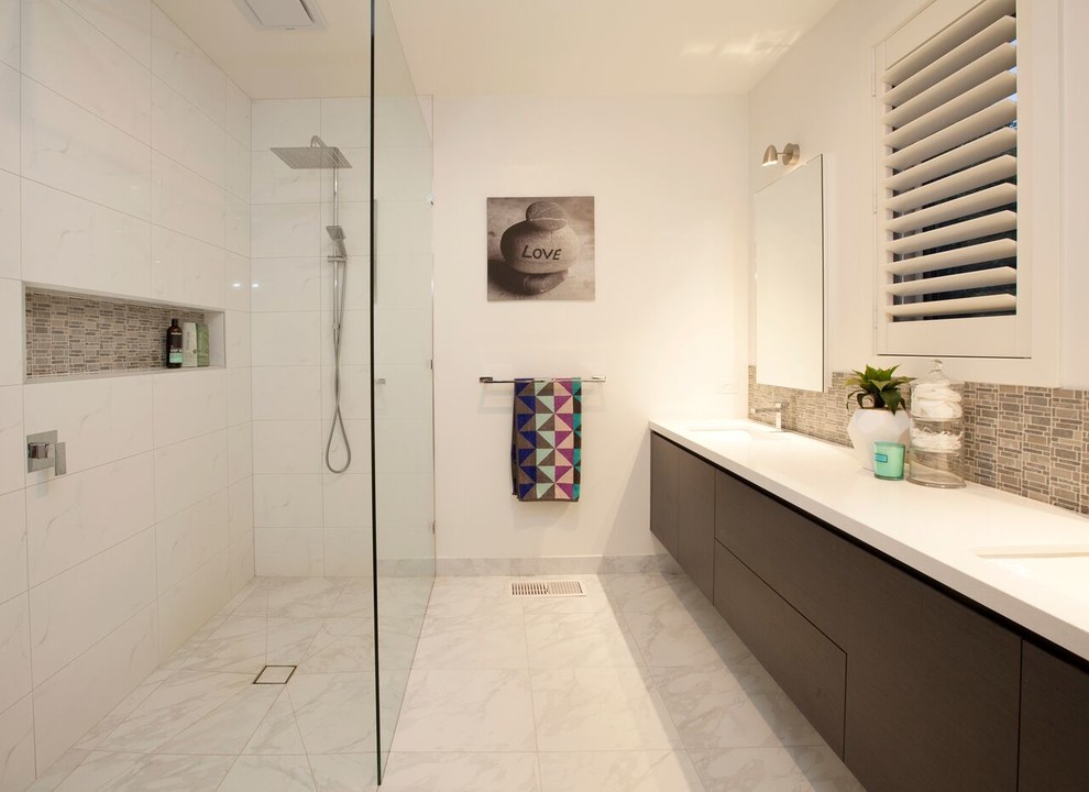Photo of a contemporary bathroom in Melbourne.