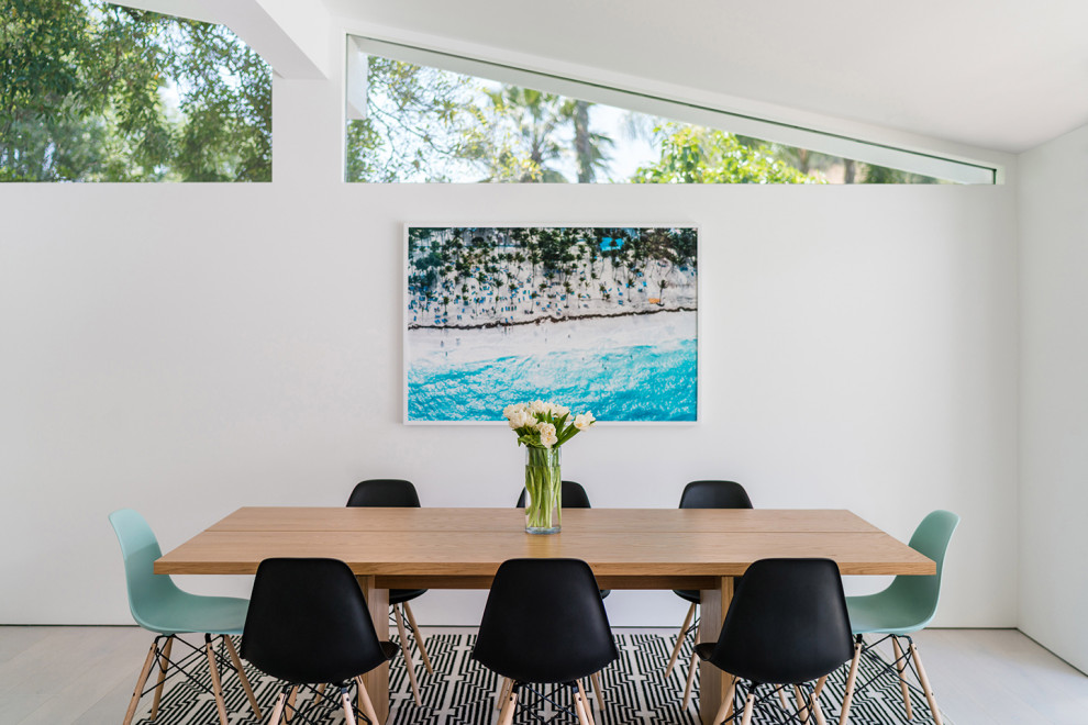 Immagine di una sala da pranzo aperta verso la cucina moderna di medie dimensioni con pareti bianche, parquet chiaro, pavimento bianco e soffitto a volta