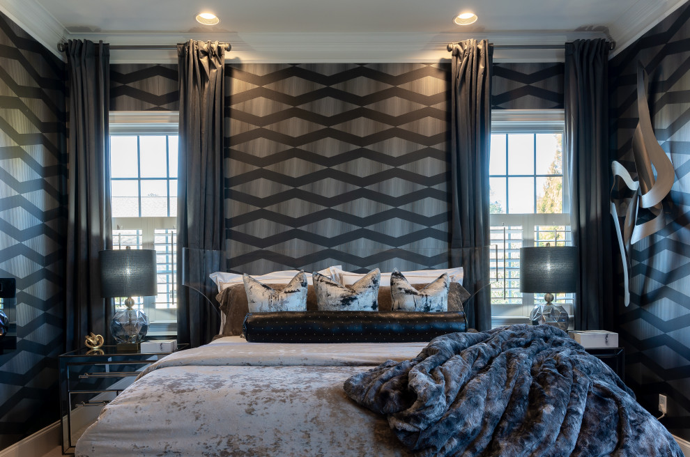 Ejemplo de dormitorio principal minimalista grande con paredes grises, moqueta, chimeneas suspendidas, todas las repisas de chimenea, suelo beige, bandeja y papel pintado