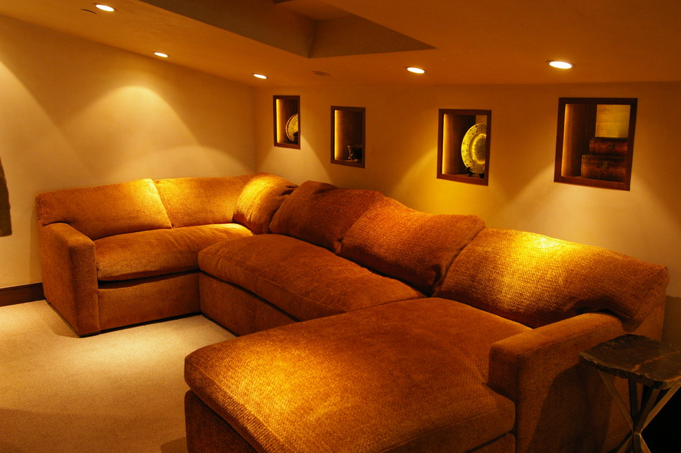 Immagine di un piccolo home theatre moderno aperto con pareti beige e moquette