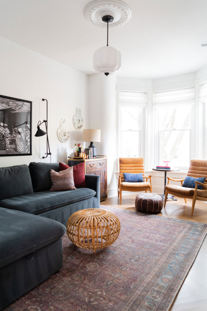Inspiration för klassiska separata vardagsrum, med en hemmabar, vita väggar, mellanmörkt trägolv, en fristående TV och brunt golv