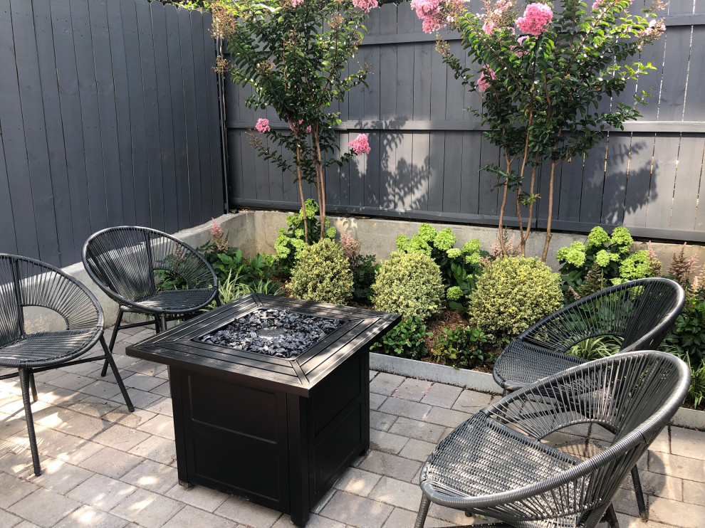 Foto de jardín clásico renovado en patio con parterre de flores, exposición parcial al sol, adoquines de hormigón y con madera