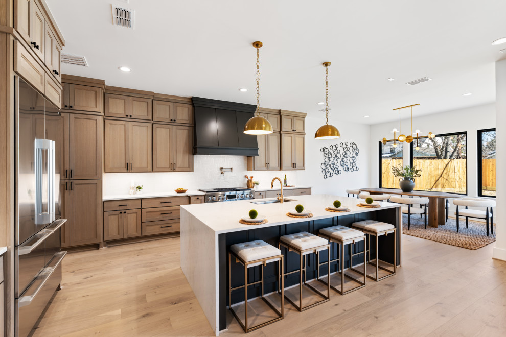Kitchen - transitional kitchen idea in Houston