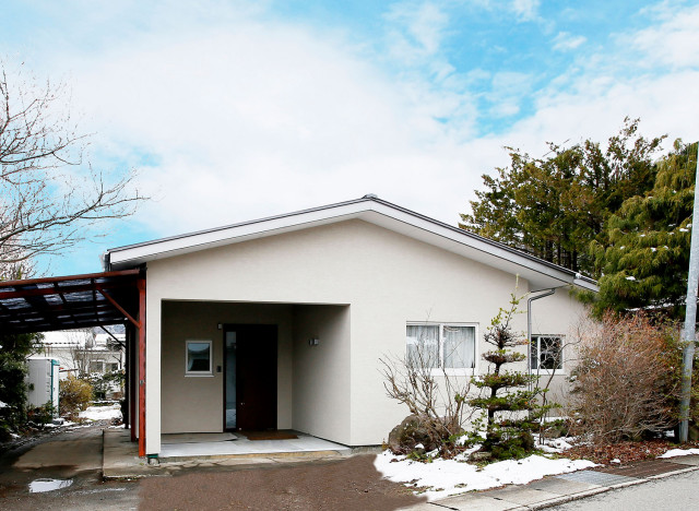2階を減築し 切妻屋根のスタイリッシュな平屋に 玄関ポーチを広く設けたことで雨の日も安心 Autres Perimetres Par 株式会社 サンプロ Houzz 2階を減築し 切妻屋根のスタイリッシュな平屋に 玄関ポーチを広く設けたことで雨の日も安心 Autres Perimetres Par 株式会社 サンプロ Houzz