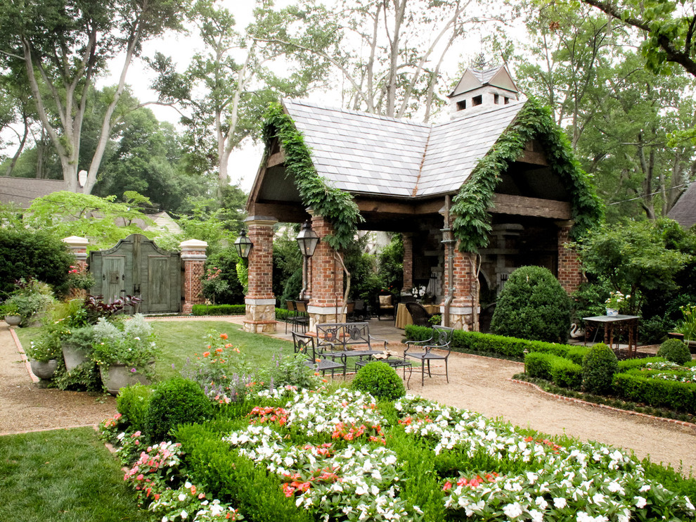 Photo of an expansive traditional backyard shaded outdoor sport court in Louisville with gravel.