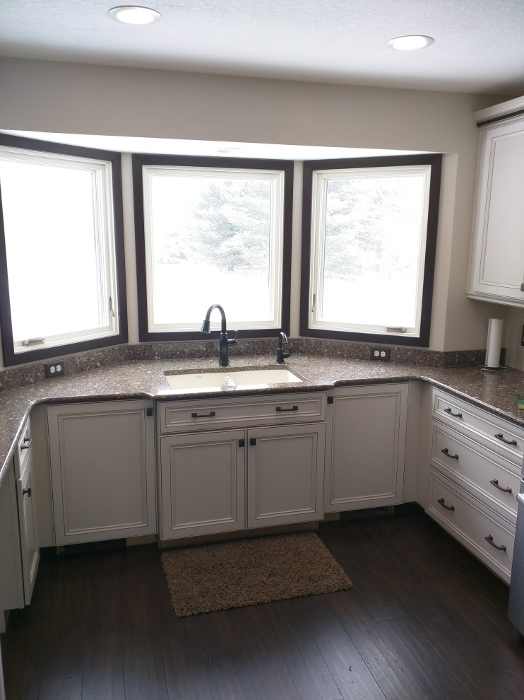 Transitional kitchen photo in Detroit