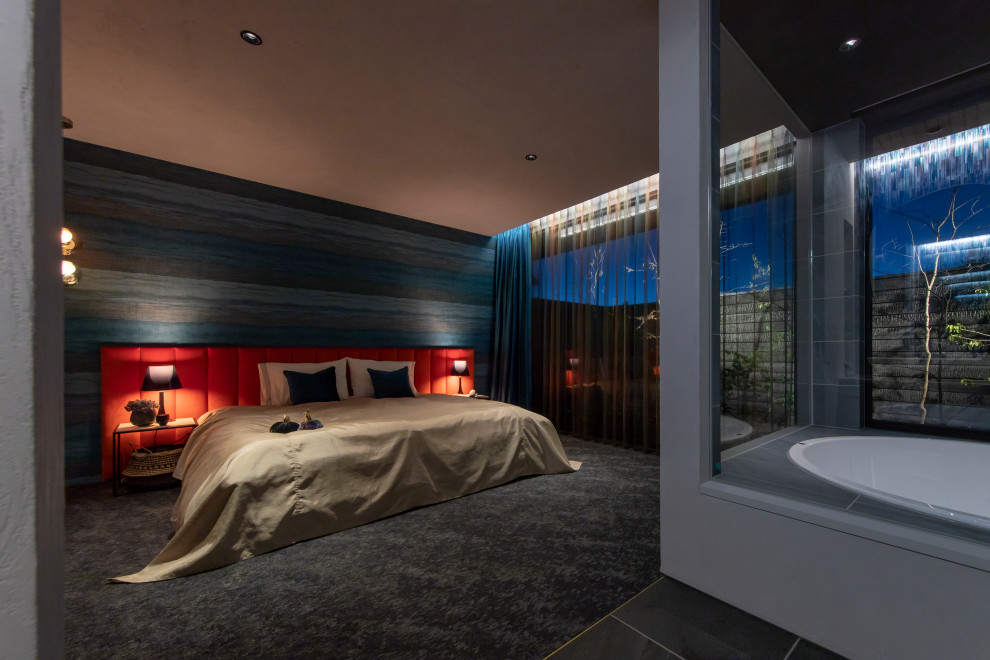 Источник вдохновения для домашнего уюта: большая хозяйская спальня в стиле модернизм с синими стенами, ковровым покрытием, черным полом, потолком из вагонки, обоями на стенах и акцентной стеной