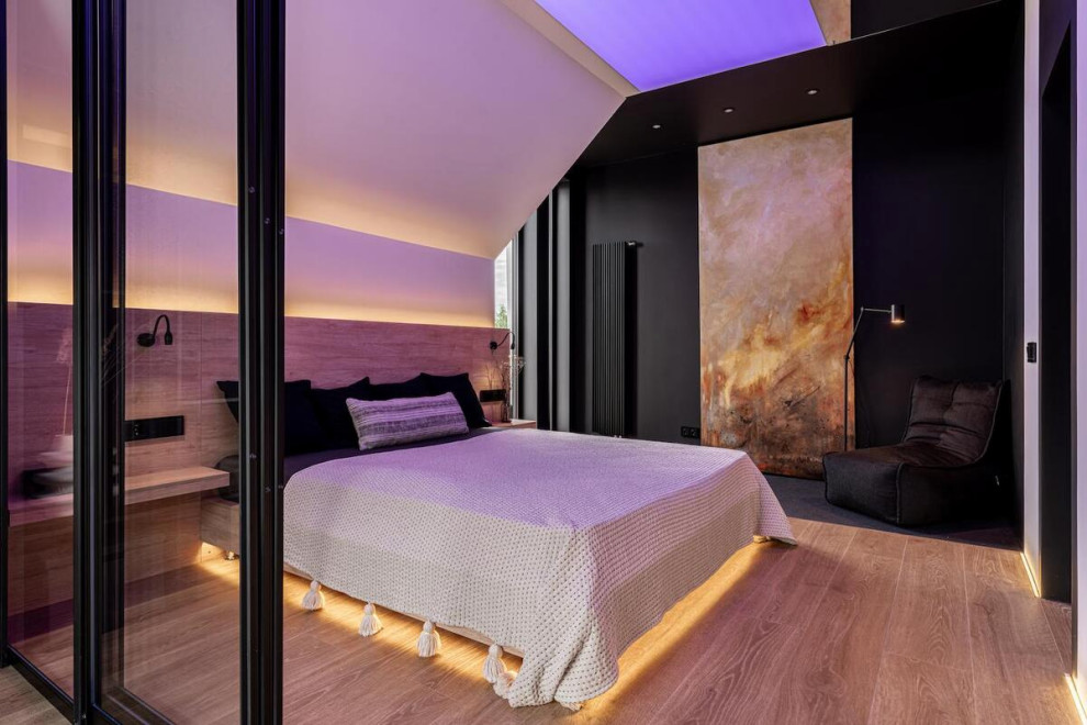 Kleines Modernes Hauptschlafzimmer ohne Kamin mit schwarzer Wandfarbe, Laminat und beigem Boden in Moskau