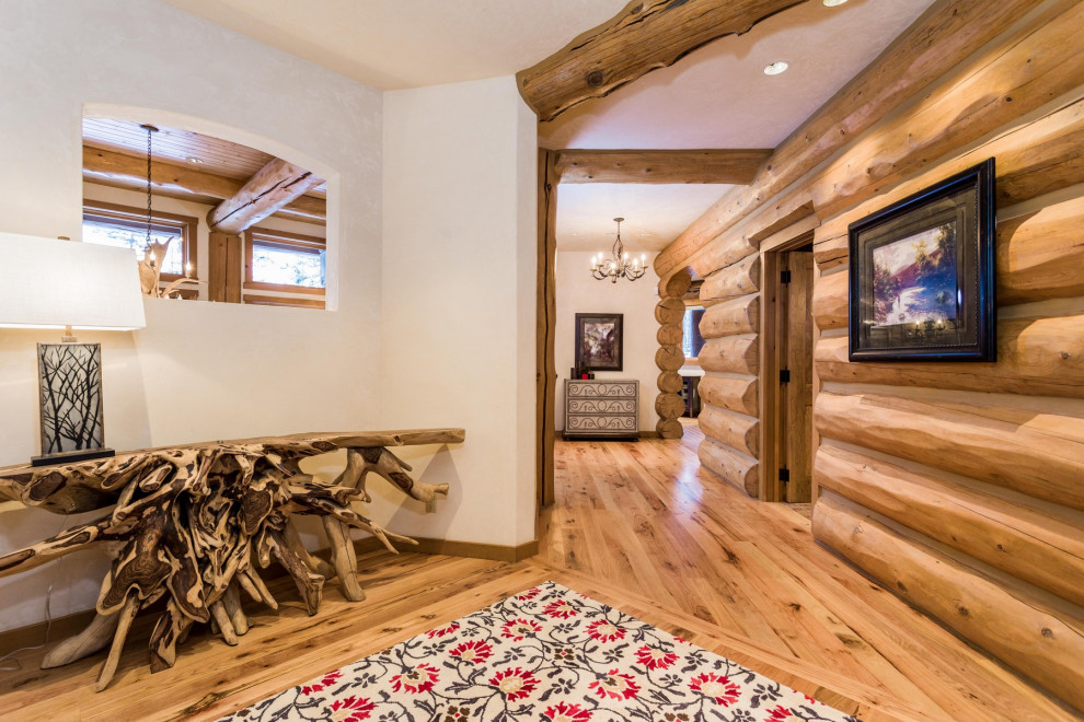 Entryway - rustic entryway idea