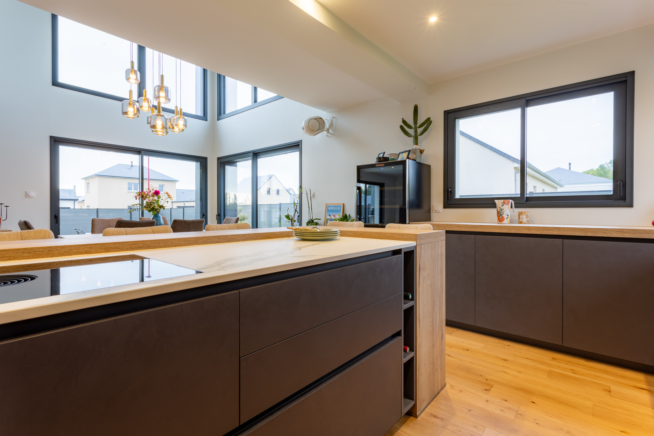 Création dune cuisine ouverte avec coin repas dans un pavillon contemporrain