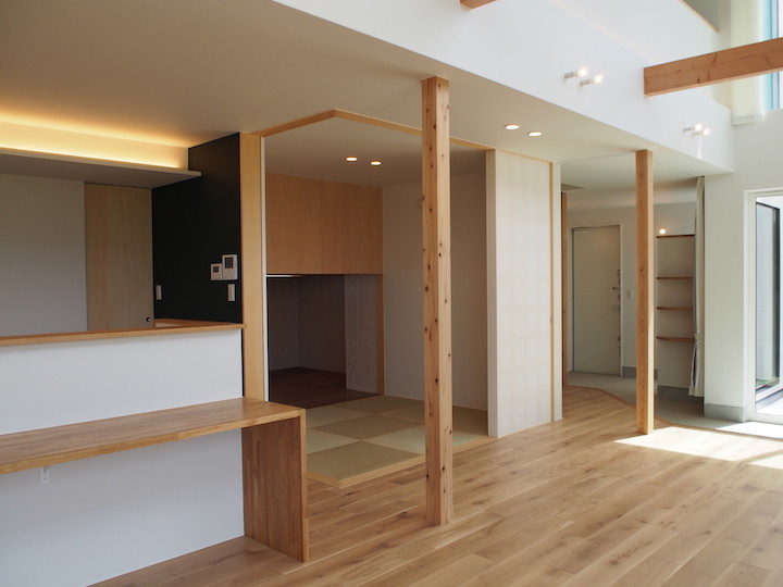 Идея дизайна: открытая гостиная комната среднего размера в стиле модернизм с белыми стенами, татами, коричневым полом, потолком с обоями, обоями на стенах и акцентной стеной